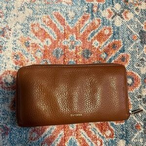 Cuyana pebbled leather wallet in caramel/chestnut